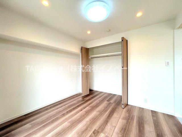 大島スカイハイツの洋室|～Closet～
各部屋に収納が付いており冬物や夏物、スーツケースなども全部まとめて収納もできますのでお部屋を広く開放的にお使いいただけます。