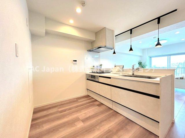 大島スカイハイツのキッチン|会話が弾む対面型キッチン。後ろにはお洒落な食器類を余裕で収納できるスペースがあります。