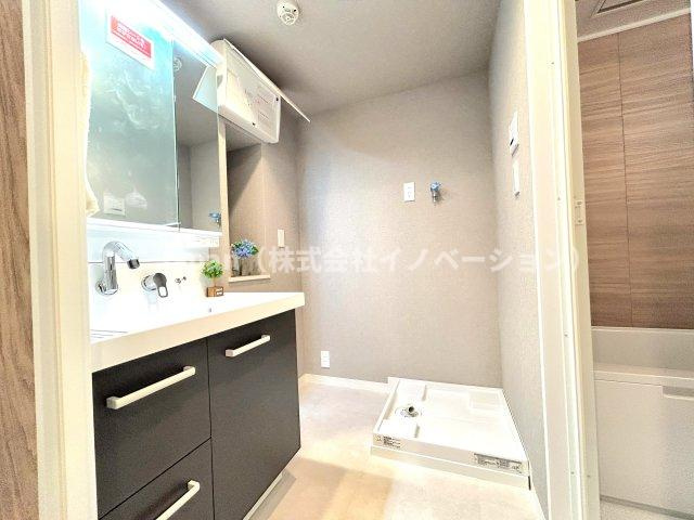 大島スカイハイツの独立洗面台|落ち着いた空間を演出するカラーと、ゆったり落ち着いてお使い頂ける広さが魅力のパウダールーム。居室からも独立しており、プライベート空間を保ちます。