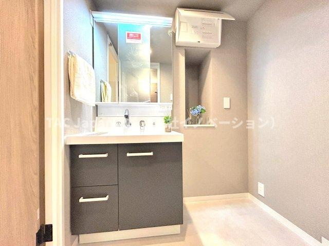 大島スカイハイツの独立洗面台|【パウダールーム】
三面鏡タイプの洗面化粧台を採用し、キャビネット収納はぎっしり色々な物を収納でき下部収納もございます。シャワーヘッドタイプを採用しておりますのでお掃除など楽々できます。