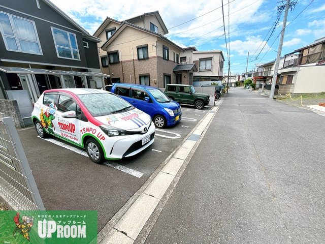 アイニティの駐車場