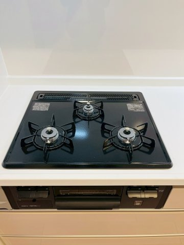 シティコーポ鴫野２号棟のキッチン|同時進行で調理ができる三口コンロ。