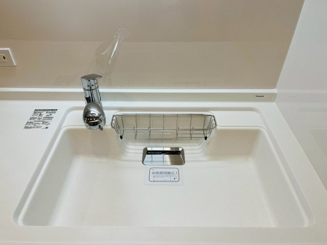 シティコーポ鴫野２号棟のキッチン|水切りカゴのついたキッチンシンクです。