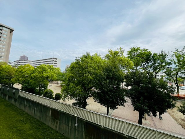 シティコーポ鴫野２号棟の庭|バルコニーからは公園が一望できます。