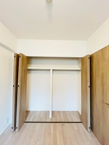 シティコーポ鴫野２号棟の収納|洋室（約5.0帖）：クローゼットも大きく、充実の収納スペース。