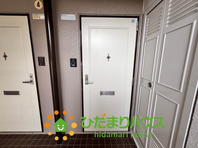 東鷲宮ニュータウン駅前プラザ四号棟の玄関
