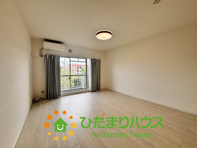 東鷲宮ニュータウン駅前プラザ四号棟の居間・リビング