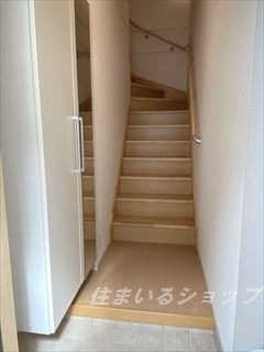 エテルノ　デーア　Ｂの玄関|玄関収納とミラー付き大型シューズボックス