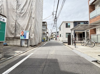 【前面道路含む現地写真】 | 前面道路（北側）は区道、幅員4.2ｍです♪ 交通量は少なく小さなお子様などにも安心の立地です。場所だけ知りたい、資料だけ欲しい等、お気軽にお問合せ下さい。

