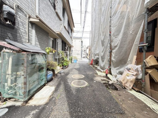 【外観】 | 西側私道の状況です。本地が完成すればすっきりとした道路に大変身ですね♪