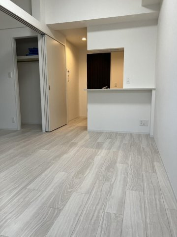 スワンズシティ神戸湊川 IIの居間・リビング|建築中のためモデルルームのお写真になります。