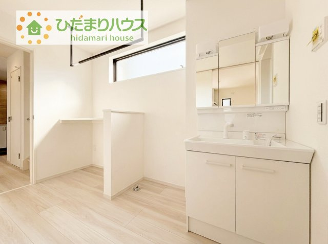 【独立洗面台】 | 土浦市木田余1期　新築戸建　2号棟 | 奥様の家事の効率をアップする、キッチンから水廻りへの動線をスムーズにした設計プラン！