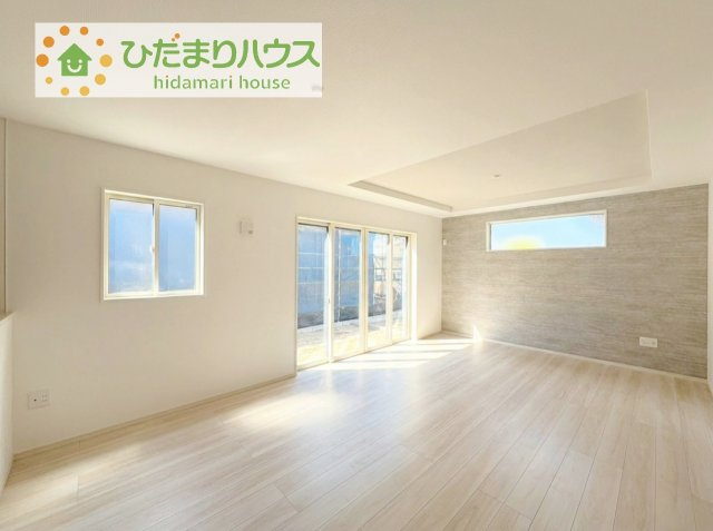 【居間・リビング】 | 土浦市木田余1期　新築戸建　2号棟 | リビングの大きな窓からは、暖かな日の光が降り注ぎます・・・