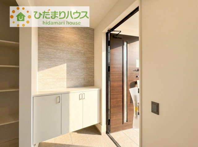 【玄関】 | 土浦市木田余1期　新築戸建　2号棟 | 小窓が付いているドアなので明るいスペースになっています♪