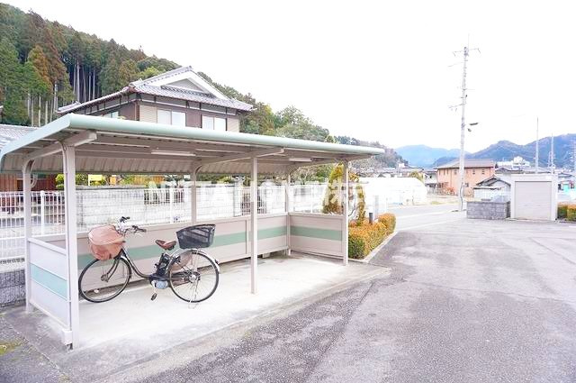 ハイファイン藤のその他共用部分|屋根付きの駐輪場も使用可能です＊