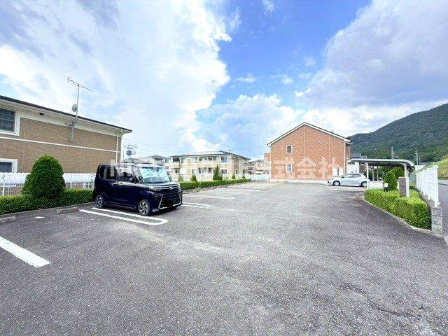 ハイファイン藤の駐車場|敷地内駐車場です◇