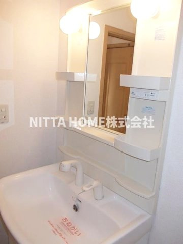 ハイファイン藤の洗面所|シャワー付き洗面台に室内洗濯機置場も完備◎