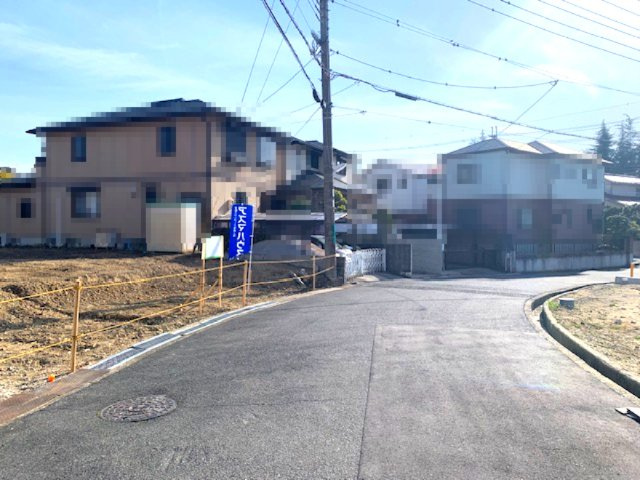 【前面道路含む現地写真】 | ライフフィールド高倉台4丁 | 北西側・幅員約6.2ｍ道路。広々しているため、ゆとりをもってお車の出し入れが可能です！