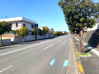 【前面道路含む現地写真】 | ライフフィールド高倉台4丁 | 東南側・幅員約16.7ｍ道路！第一種低層住居専用地域内につき、周囲に高い建物は無く、採光や開放性に恵まれています。