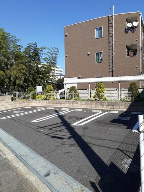 ジュネス・リジェール　の駐車場