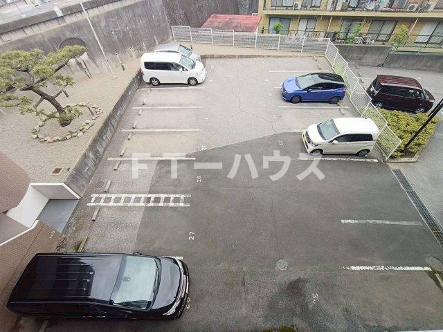 フジ・ヴェール毘沙門堂の駐車場