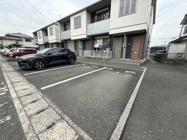 カーサ・トレスＢの駐車場