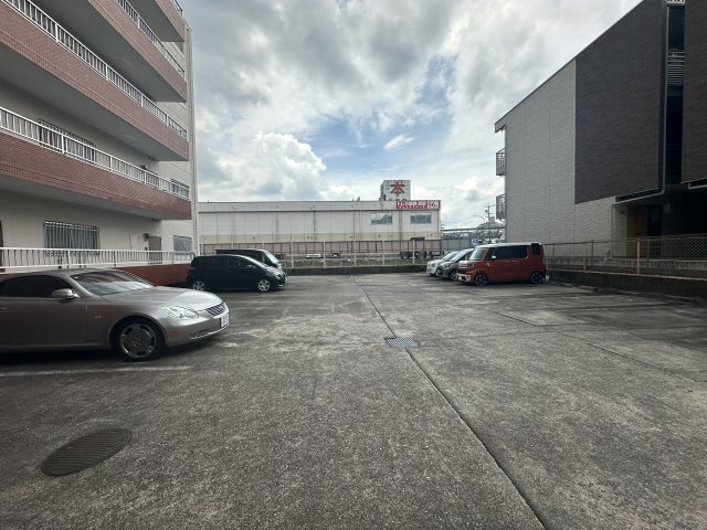 岩松ビルの駐車場