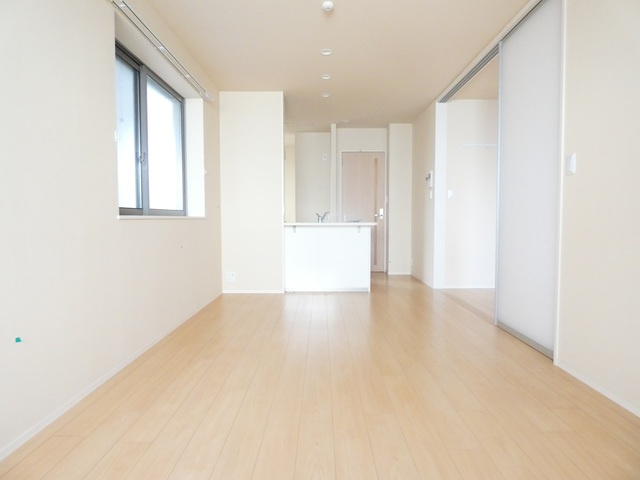 ルミエール青葉台の居間・リビング|★明るいフローリングの角部屋です★