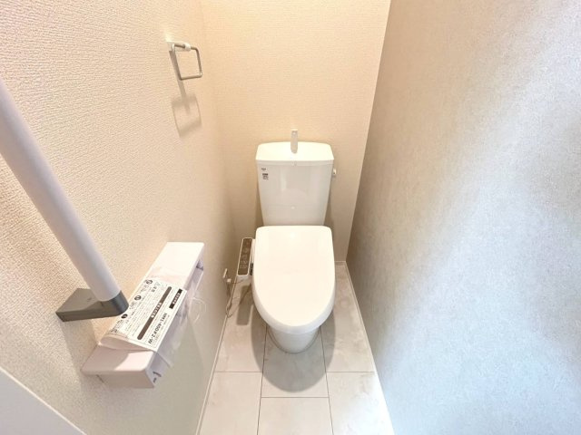 リーブルガーデン　一宮市浅井町大野　全1区画分譲のトイレ|超表面平滑加工とイオンパワーの「セフィオンテクト」加工で、汚れが付きにくく落ちやすい仕様で清潔です。
便器にフチがないので汚れが隠れて見えない部分がありません。お手入れがとってもラクラクです。