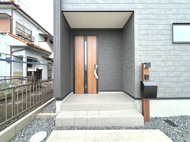リーブルガーデン　一宮市浅井町大野　全1区画分譲の玄関|【ピッキング防止機能付き玄関ドア錠】玄関ドアの鍵は上下に２つあり、内側の下段は脱着サムターンキー。
鍵を不正に開錠されても、もう１つの鍵でピッキングを防ぎます。防犯性の高い仕様になっています。