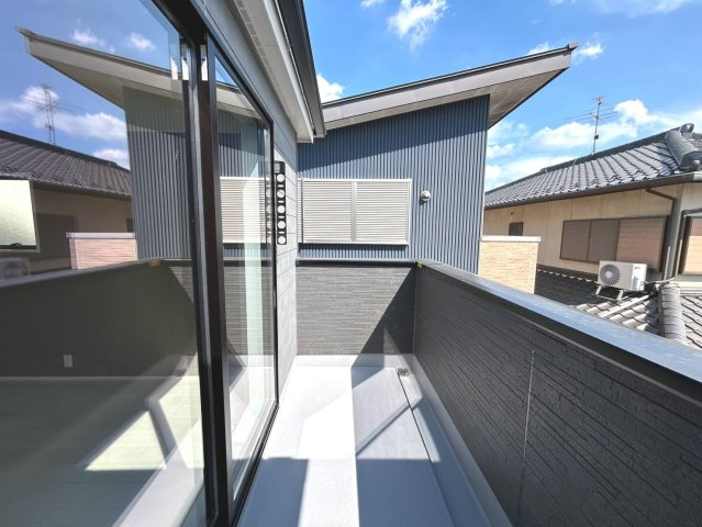 リーブルガーデン　一宮市浅井町大野　全1区画分譲のバルコニー|バルコニーは南向きで洗濯物もよく乾きます！強度と表面積硬度を持つFPRで防水しています。