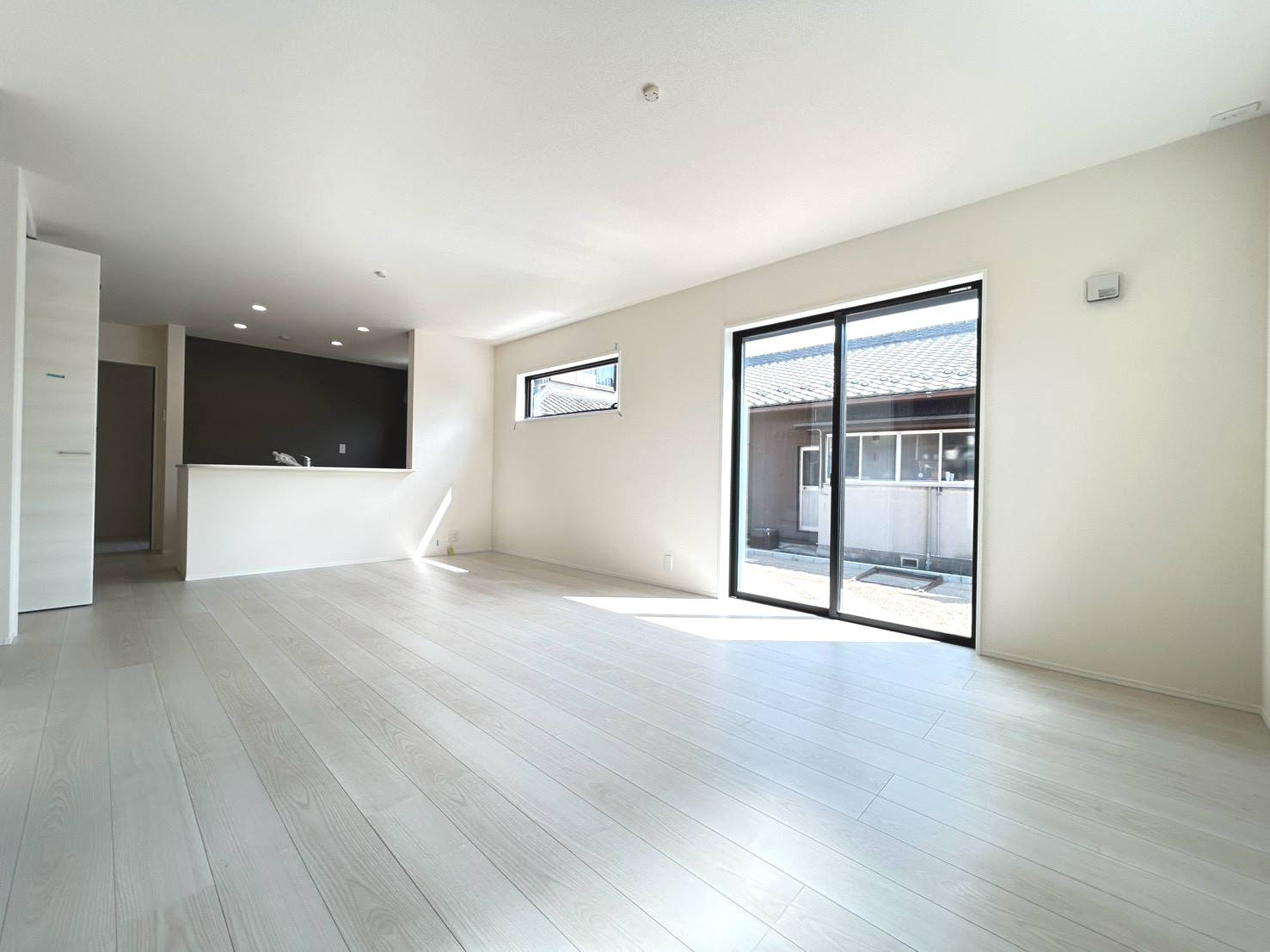 リーブルガーデン　一宮市浅井町大野　全1区画分譲の居間・リビング|明るい日差しをふんだんに取り込んだリビングダイニングは家族の笑顔につつまれた素敵な空間になります。
一建設の家は精度が高く丈夫な工法を採用し、「住宅トップランナー基準」に対応しています。