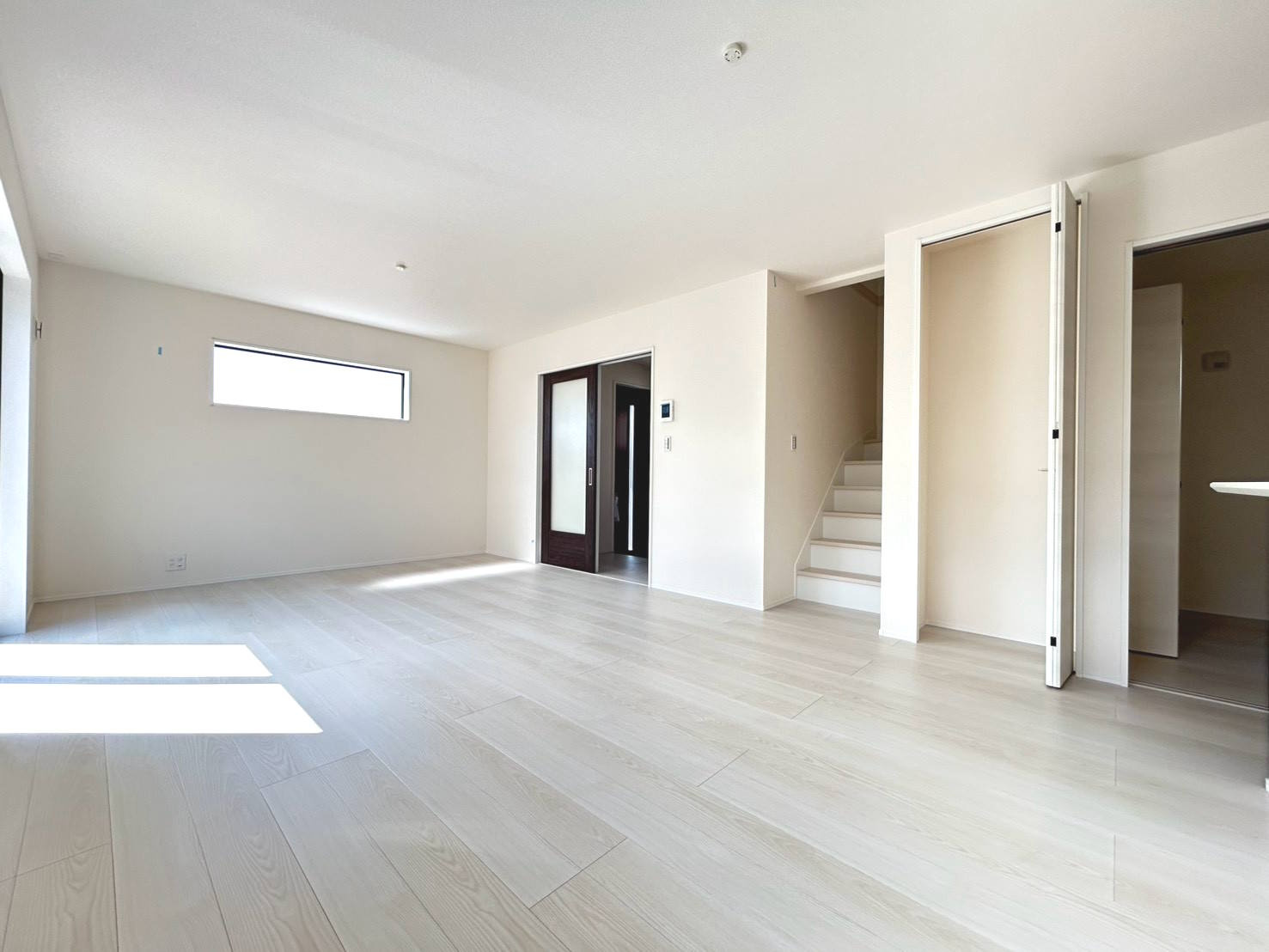 リーブルガーデン　一宮市浅井町大野　全1区画分譲の居間・リビング|明るい日差しをふんだんに取り込んだリビングダイニングは家族の笑顔につつまれた素敵な空間になります。
一建設の家は精度が高く丈夫な工法を採用し、「住宅トップランナー基準」に対応しています。