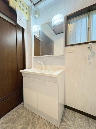 豊中市大島町１丁目　中古戸建の独立洗面台|朝の支度にも助かる、独立の洗髪洗面化粧台