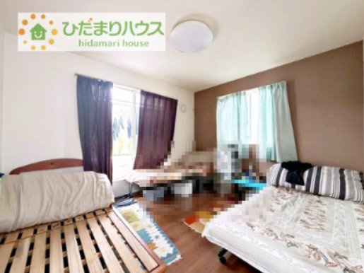 【寝室】 | 阿見町よしわら２丁目　中古戸建 | 広々寝室で大きなベットを置いても余裕があります！