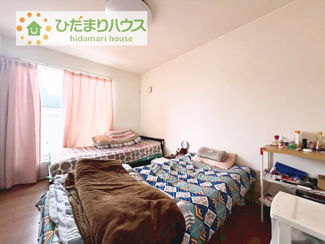 【洋室】 | 阿見町よしわら２丁目　中古戸建 | バルコニーに面しているお部屋で陽の光が降り注ぎます！
