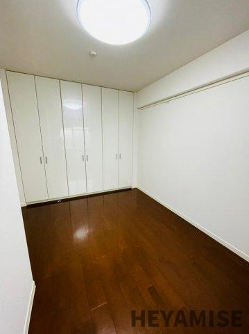サーパス平野町の洋室