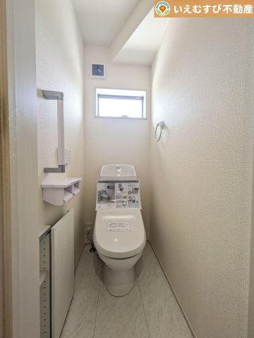 Livele Garden.S　大泉第6仙石のトイレ|シンプルで清潔感のあるトイレ
窓付きで明るく、お掃除しやすいシンプルな空間♪