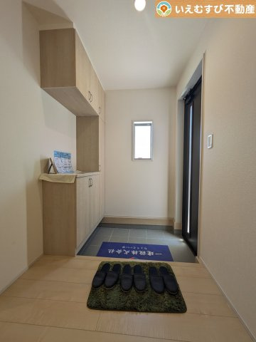 Livele Garden.S　大泉第6仙石の玄関|玄関がいつも片づく大容量シューズボックス
充実の収納設備で玄関がすっきり綺麗に過ごせると快適ですよね♪