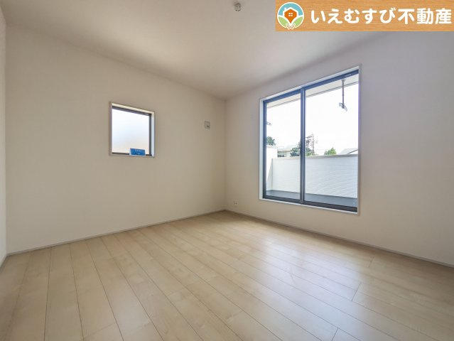 Livele Garden.S　大泉第6仙石の洋室|シンプルで明るいお部屋
2面採光で日当り良好！シンプルなお部屋なので自分で家具を選ぶのが楽しみですね！