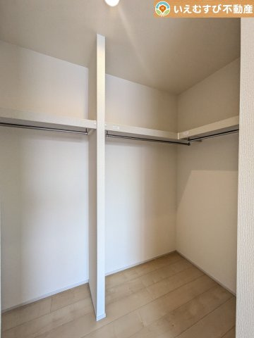 Livele Garden.S　大泉第6仙石の収納|たっぷりの収納力を備えたウォークインクローゼット
たくさん収納できるので季節物やかさばるバッグなども片付きます♪