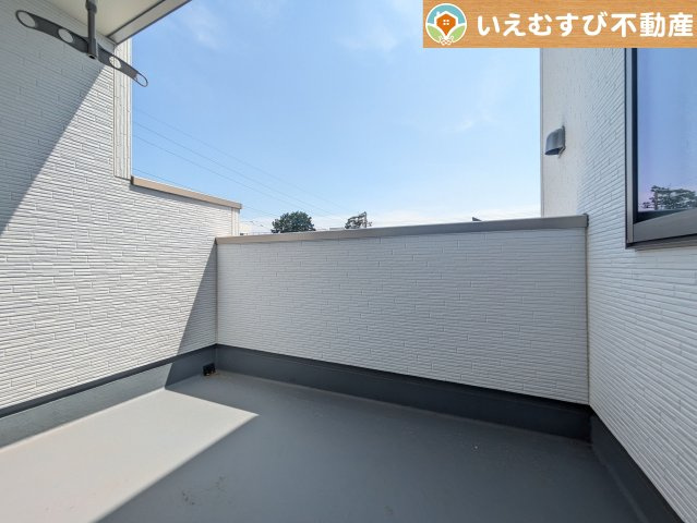 Livele Garden.S　大泉第6仙石のバルコニー|南バルコニーで毎日のお洗濯もラクラク快適
しっかり太陽の光が降り注ぐ南向きなのでお洗濯物が乾きやすい♪