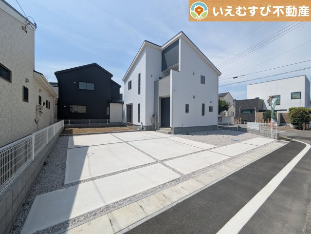 Livele Garden.S　大泉第6仙石の駐車場|3台駐車可能なゆとりのカースペース
複数台車をお持ちでも、お友達が遊びに来てもゆとりの駐車スペース！
