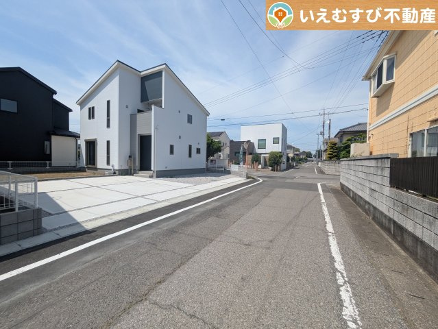 Livele Garden.S　大泉第6仙石の前面道路含む現地写真|安心の広々6ｍ前面道路
6ｍの前面道路はお車の駐車が楽々！すれ違える広さが確保されています♪