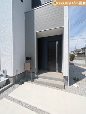 Livele Garden.S　大泉第6仙石のエントランス|落ち着いた色づかいのエントランス
駐車場からアクセスの良いエントランス。雨の日や荷物が多くても安心の動線♪