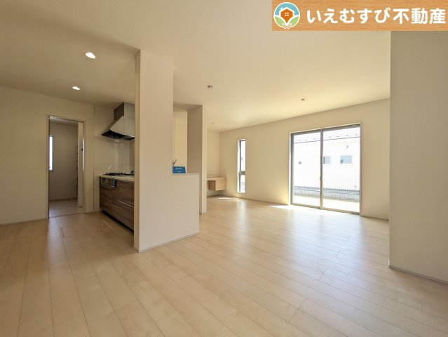 Livele Garden.S　大泉第6仙石の居間・リビング|ナチュラルな色合いで落ち着いた印象のリビングダイニング
ぬくもりのあるナチュラルな空間。グリーンを飾っても相性が良さそうですね♪