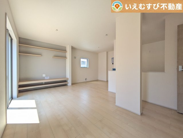 Livele Garden.S　大泉第6仙石の居間・リビング|開放感と家族との距離感にこだわったＬＤＫ
採光たっぷりのリビングで休日には家族みんなでくつろげそうですね♪