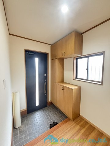 平塚市入野　中古戸建の玄関