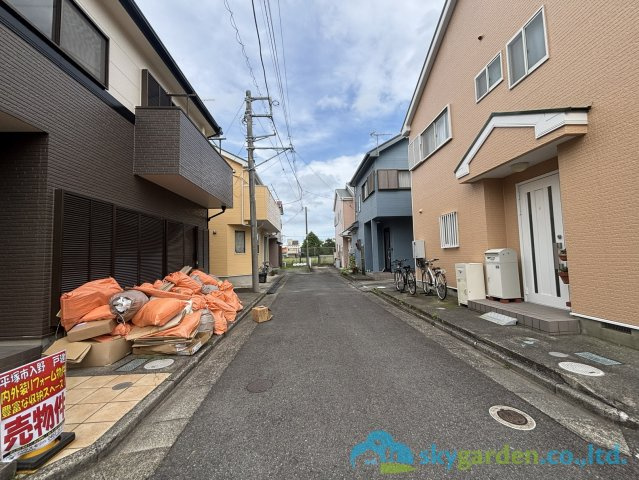 平塚市入野　中古戸建の前面道路含む現地写真