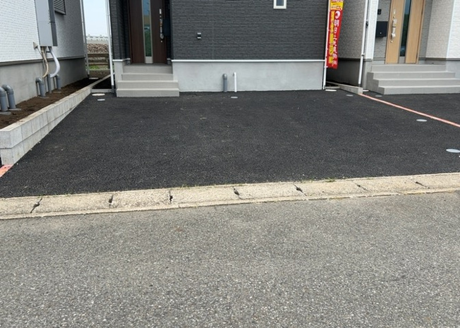 【前面道路含む現地写真】 | 道幅が広い場所は日当たりや風通が良好です。幅が広いのですれ違いも可能ですし大きな車でも駐車可能！一方で、大型車が通ることも多くなるため交通量の増加により騒音に繋がります。また土地の値段が高くなります。